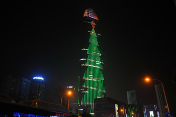 圣诞树现济南绿地最高楼户外LED屏
