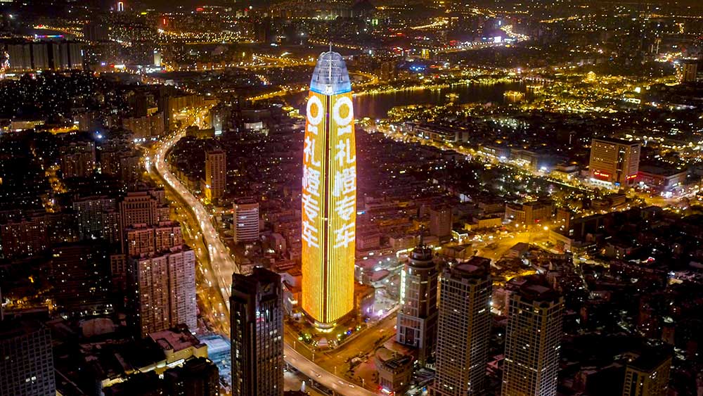 礼橙专车上演济南城市媒体灯光秀点亮2021